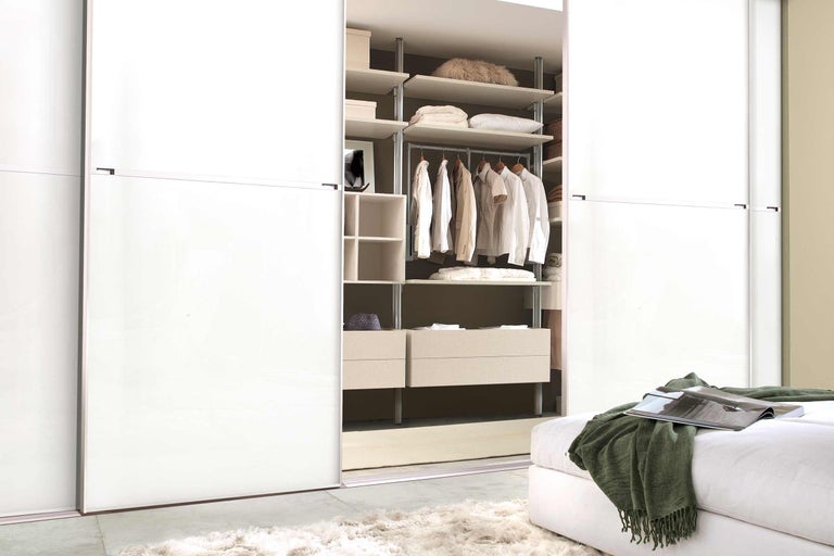 Dulap deschis cu uși glisante, rafturi și sertare pentru haine