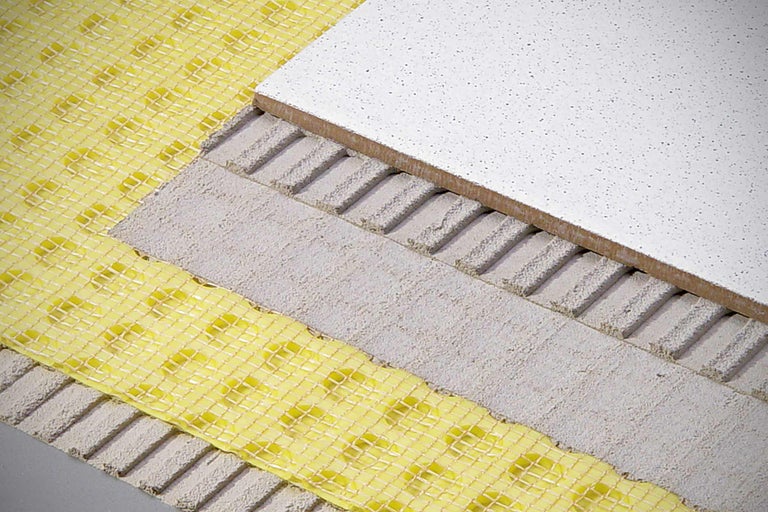 Structura unei instalații de gresie cu strat de decuplare și adeziv pentru gresie