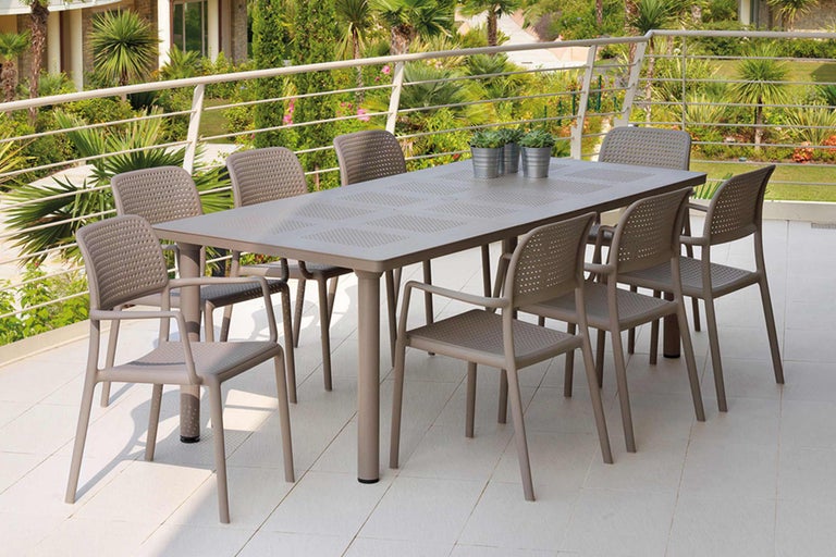 Masa de grădină cu opt scaune pe o terasă