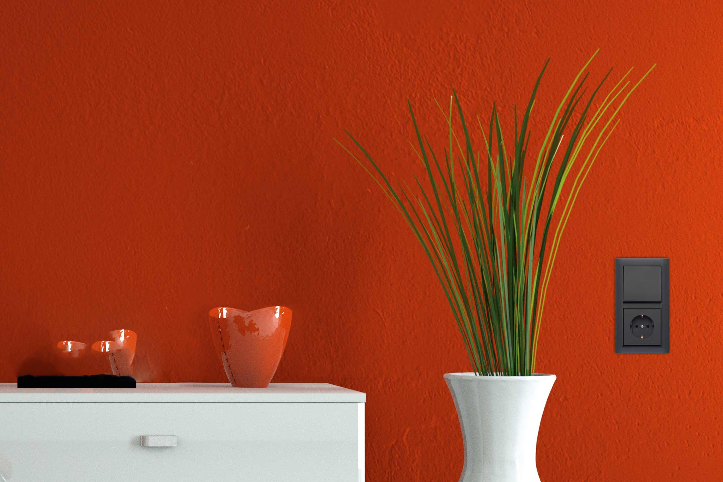 Scenă interioară decorativă cu comodă, vază, plantă verde și priză
