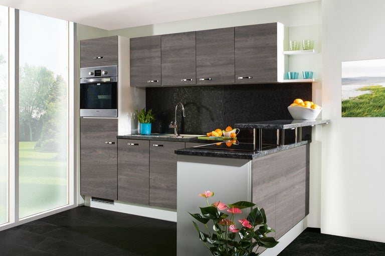 Bucătărie modernă cu dulapuri superioare și inferioare și electrocasnice încorporate.