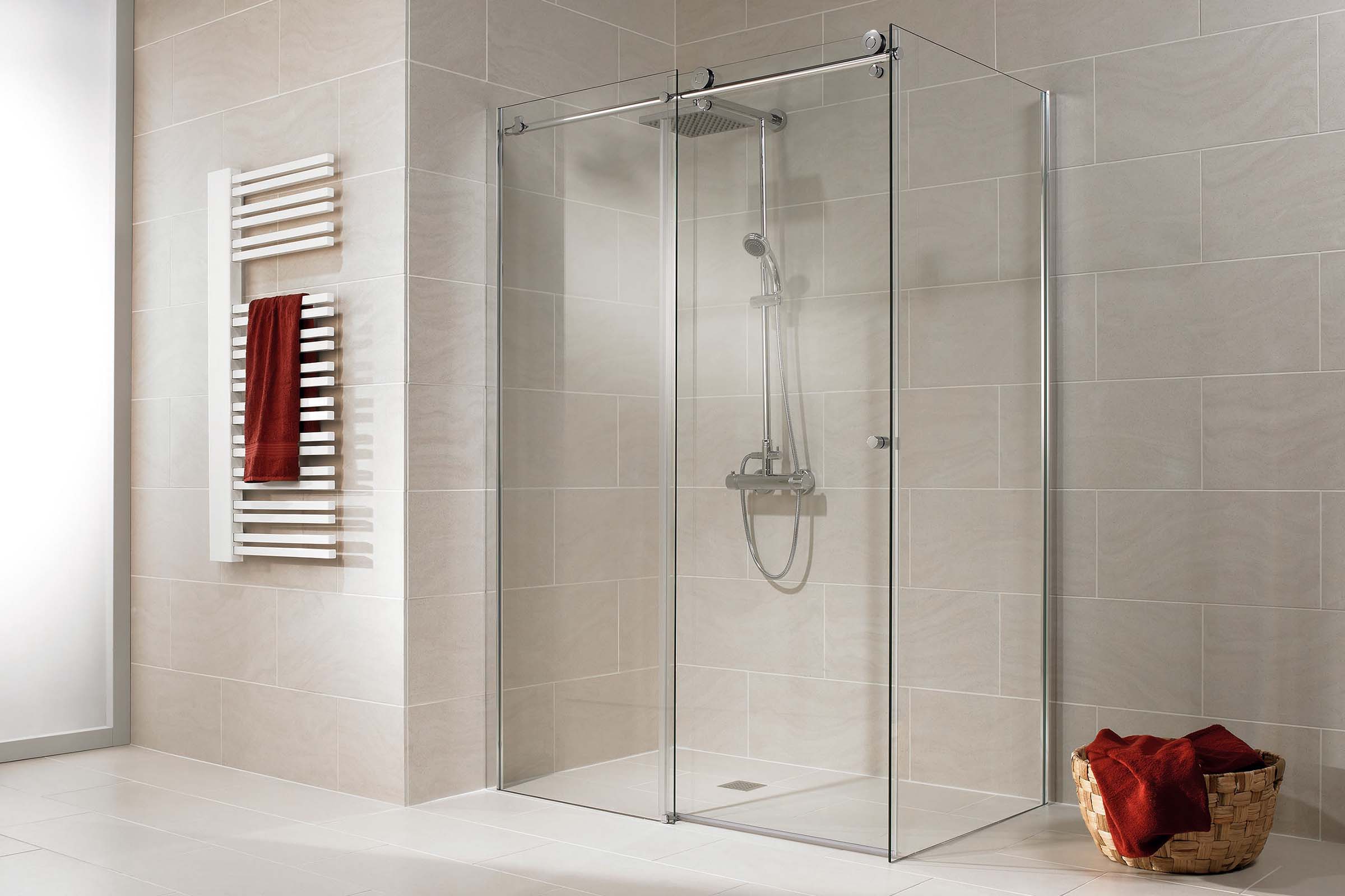 Cabină de duș din sticlă, de tip walk-in, cu radiator pentru prosoape în baie