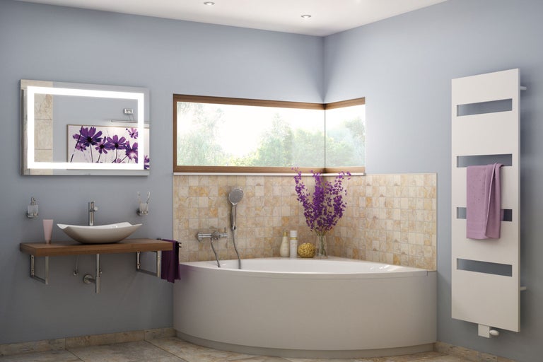 Baie modernă cu cadă de colț, lavoar așezat pe blat, oglindă cu iluminare și radiator pentru prosoape