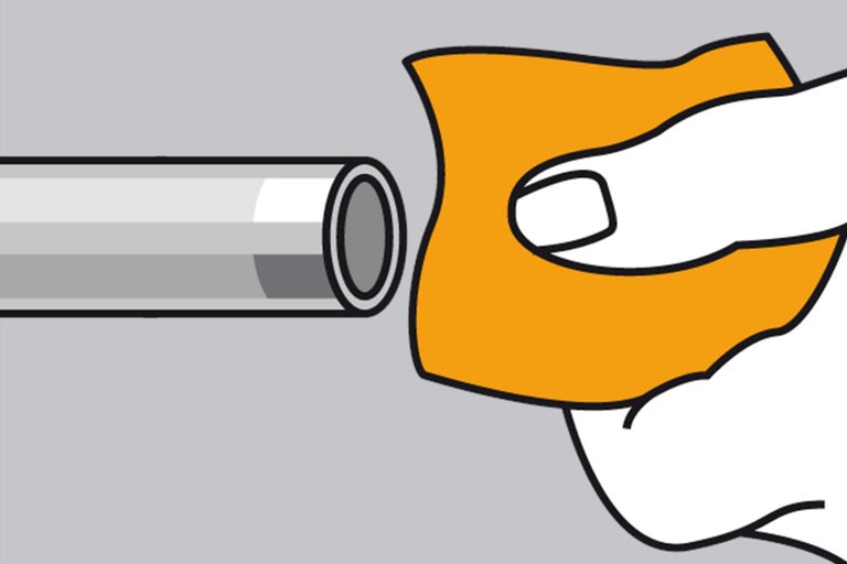 Curățarea unei țevi cu o cârpă