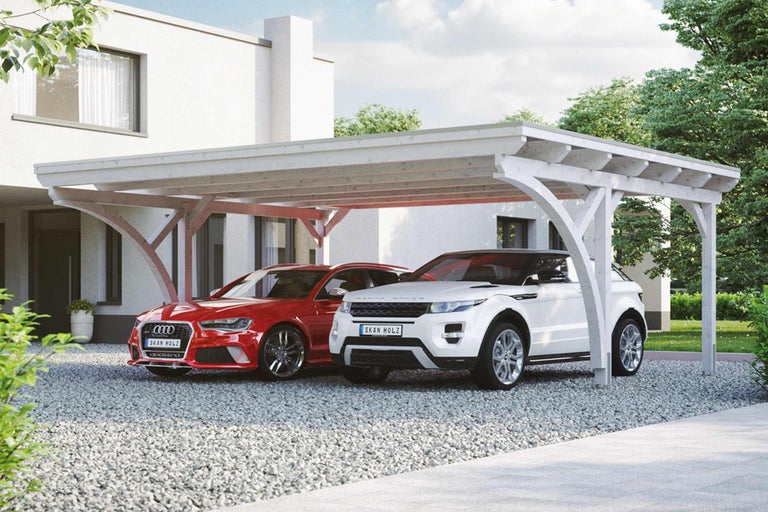 Copertină dublă din lemn cu două mașini parcate pe un drum de pietriș