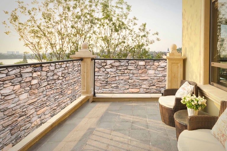Balcon cu panouri de piatră ca paravan de confidențialitate și zonă de relaxare
