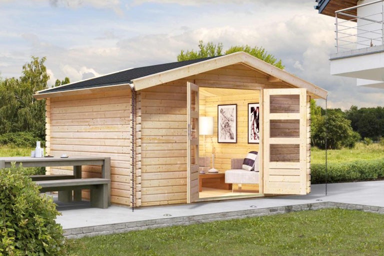 Cabină de grădină din lemn cu uși deschise și mobilier