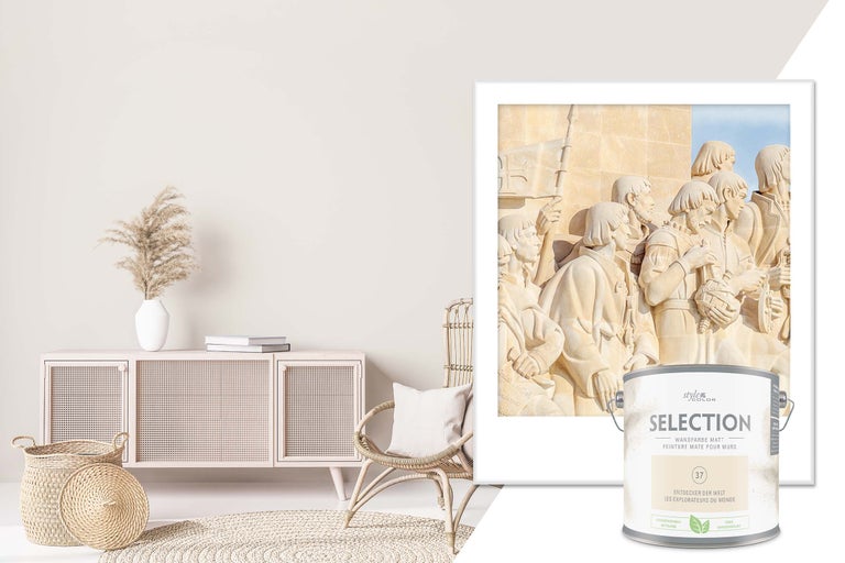 Living luminos cu bufet, decor, fotoliu de ratan, covor împletit și o găleată de vopsea de perete mată StyleColor Selection