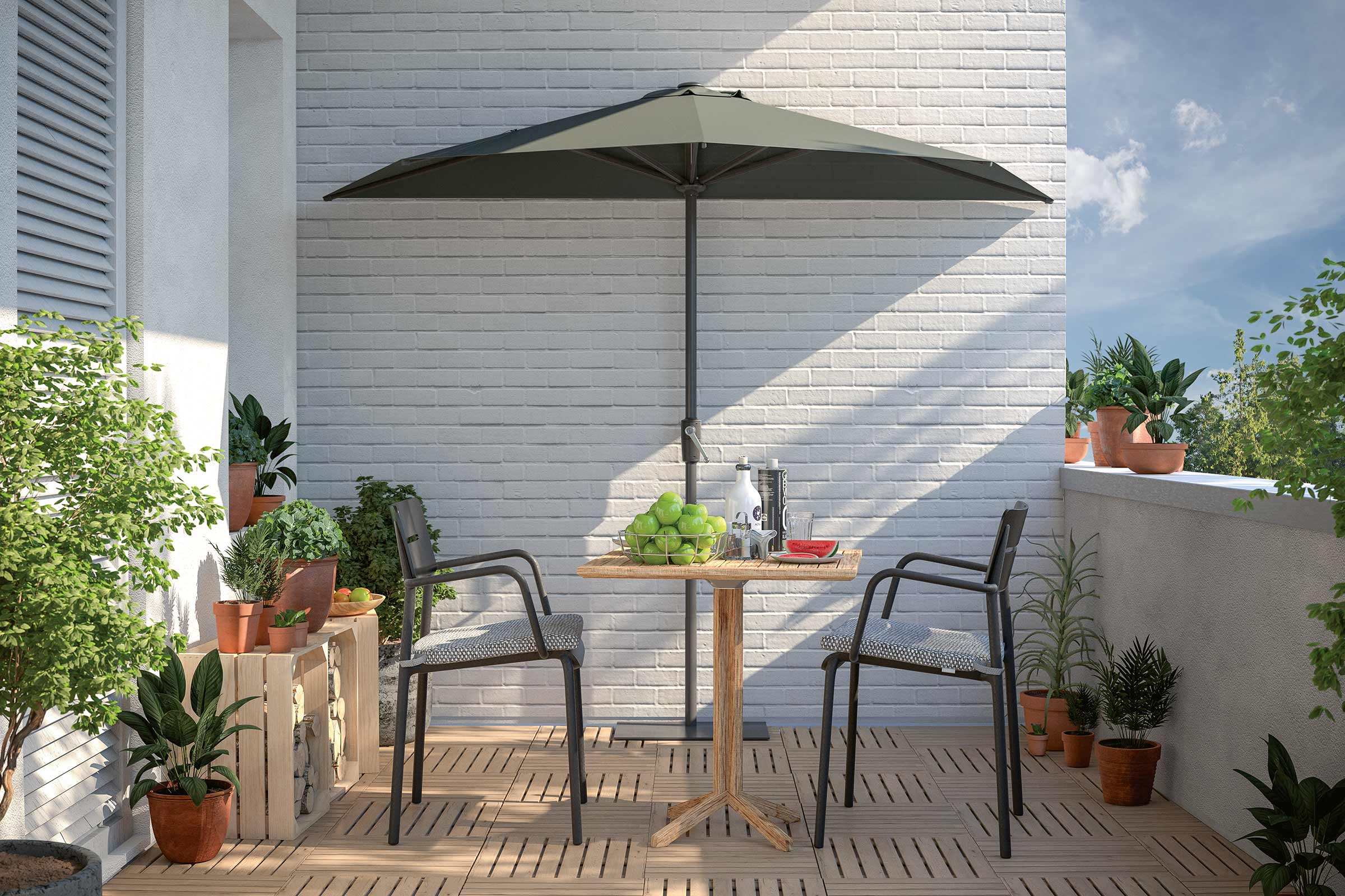 Balcon cu umbrelă de soare, masă și scaune pe podea de lemn