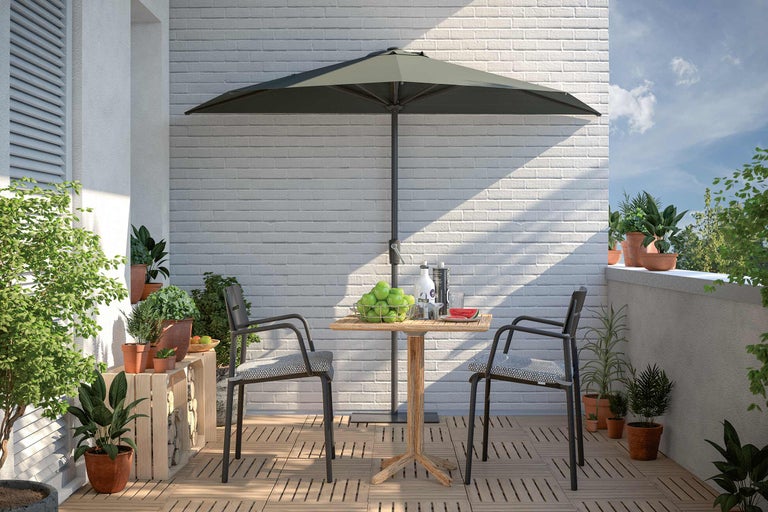 Balcon cu umbrelă de soare, masă și scaune pe podea de lemn