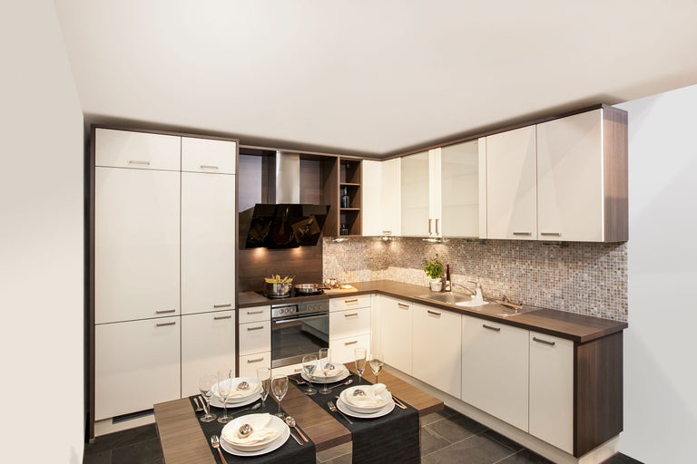 Bucătărie luminoasă cu masă și veselă