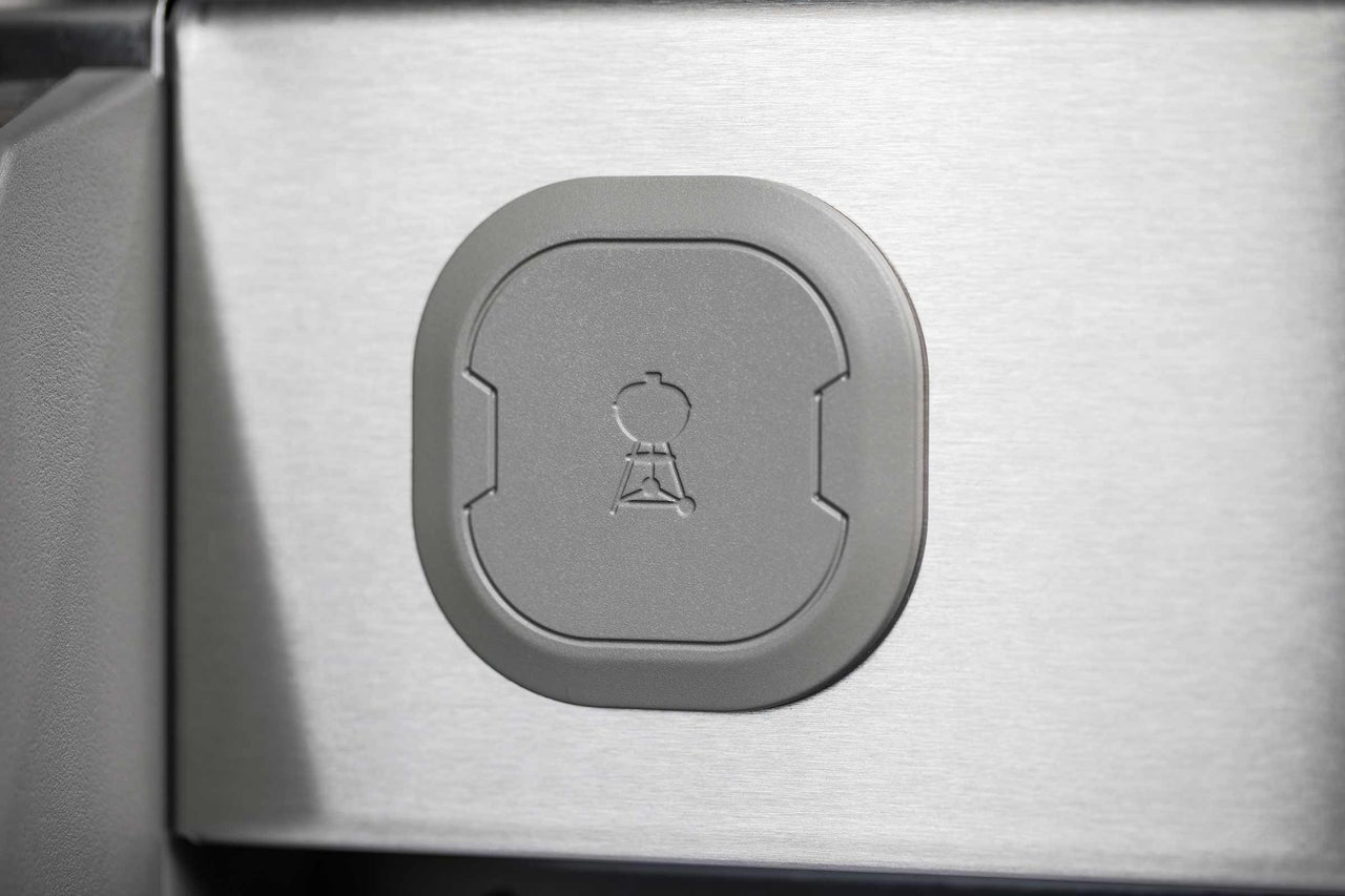 Logo Weber pe un capac gri
