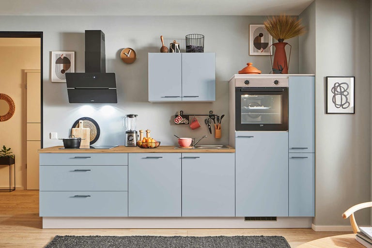 Bucătărie modernă cu dulapuri încorporate, hotă de aragaz și aparate electrice pe un blat de lucru