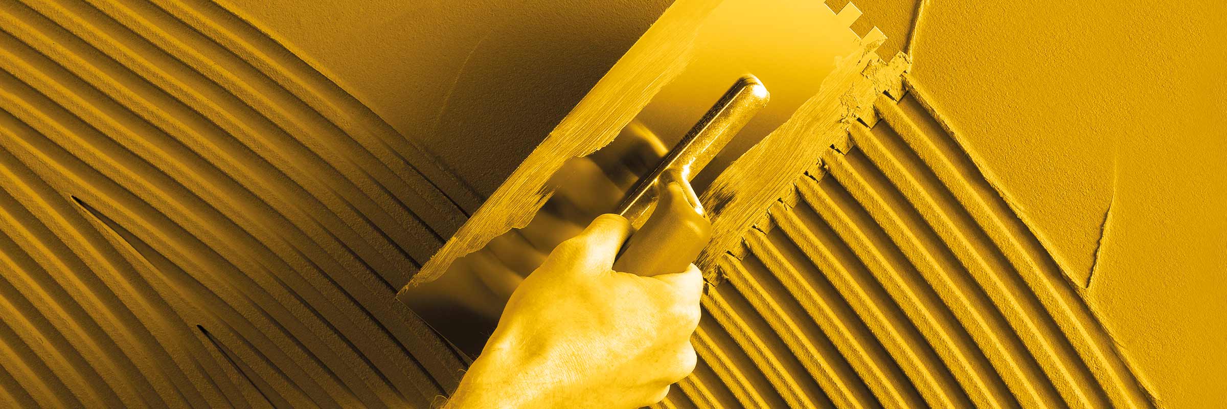 Aplicarea adezivului pentru plăci cu mistria