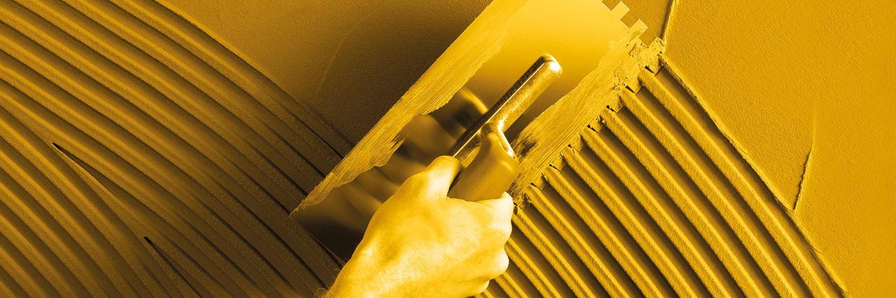 Aplicarea adezivului pentru plăci cu mistria