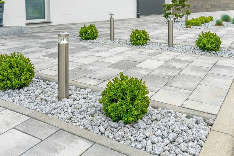 Exterior cu pavaje din beton, pietriș decorativ, sfere de buxus și corpuri de iluminat din oțel inoxidabil