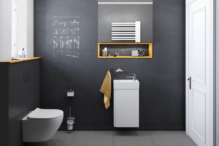 Baie modernă cu toaletă, dulap de bază pentru lavoar, oglindă și accesorii.