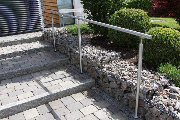 Scară exterioară cu gabioane și balustradă din oțel inoxidabil