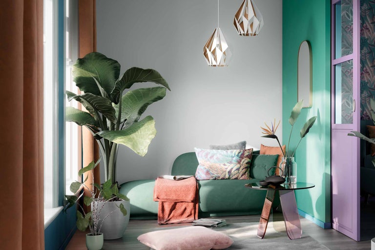 Cameră de zi cu canapea verde, plante de interior, lămpi geometrice și măsuță rotundă