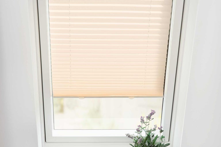 Fereastră de mansardă cu jaluzea plisată pentru întunecare