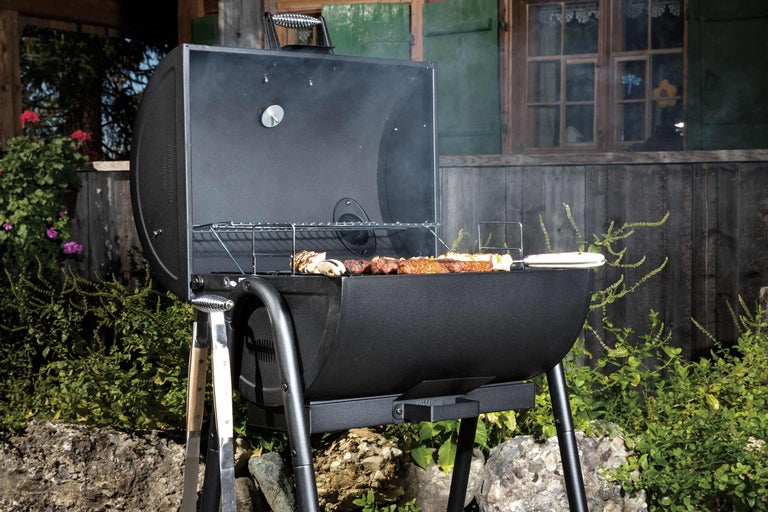Grătar cu alimente la grătar în aer liber