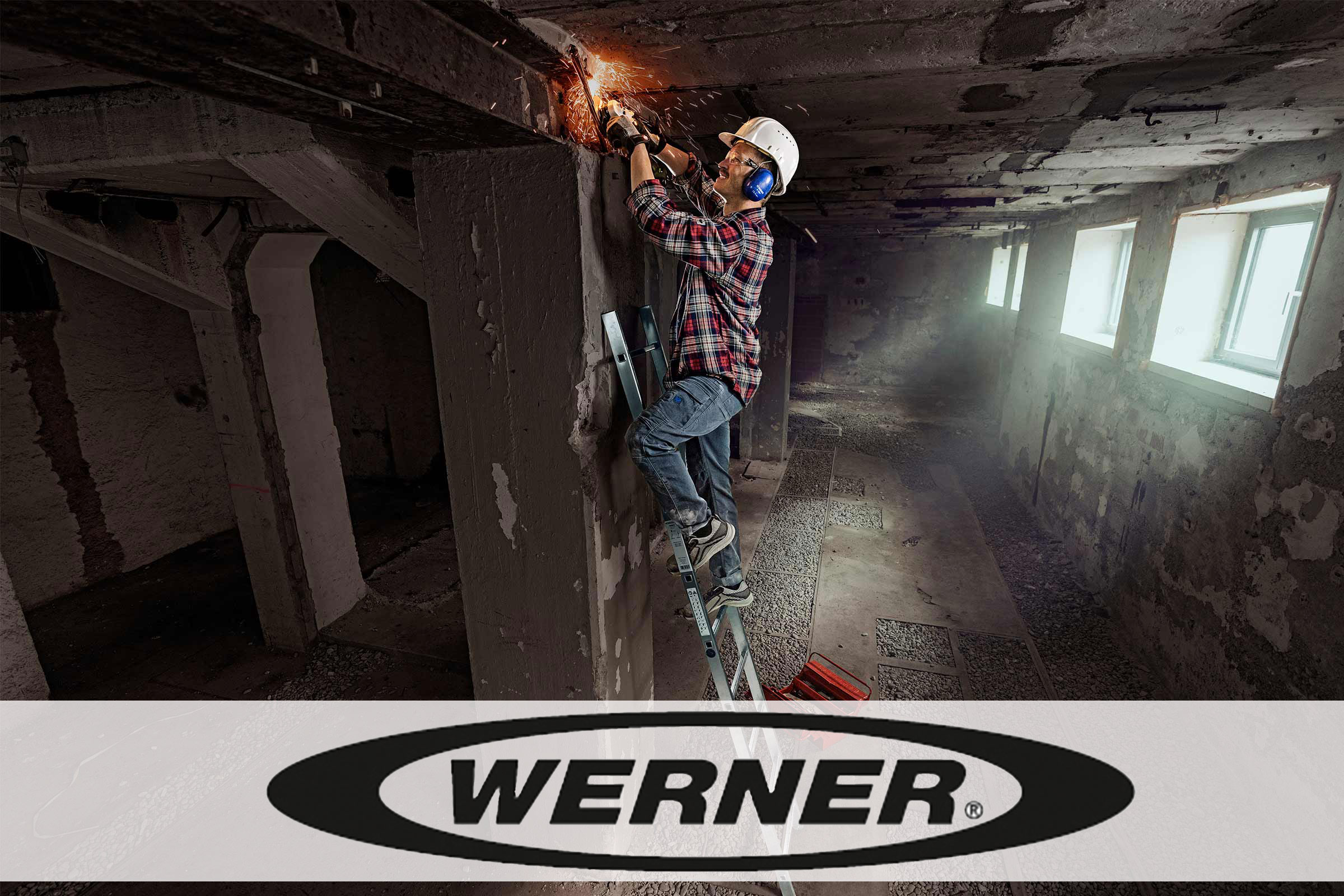 Mester pe o scară tăind metal într-o pivniță. Logo Werner.