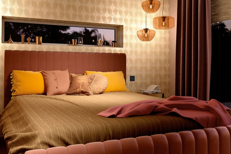 Dormitor cu pat, veioză și articole decorative