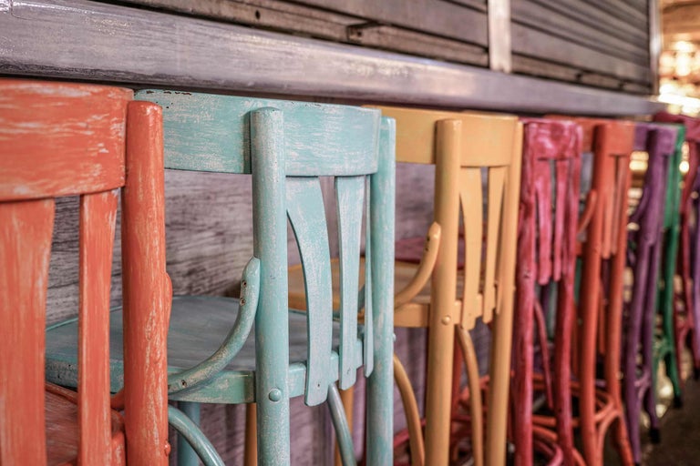 Mai multe scaune din lemn într-un rând