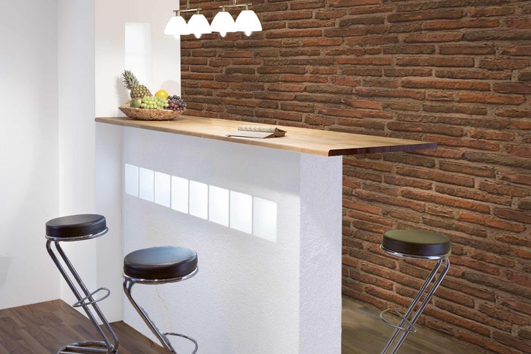 Bar cu blat de lemn, scaune de bar și perete de cărămidă