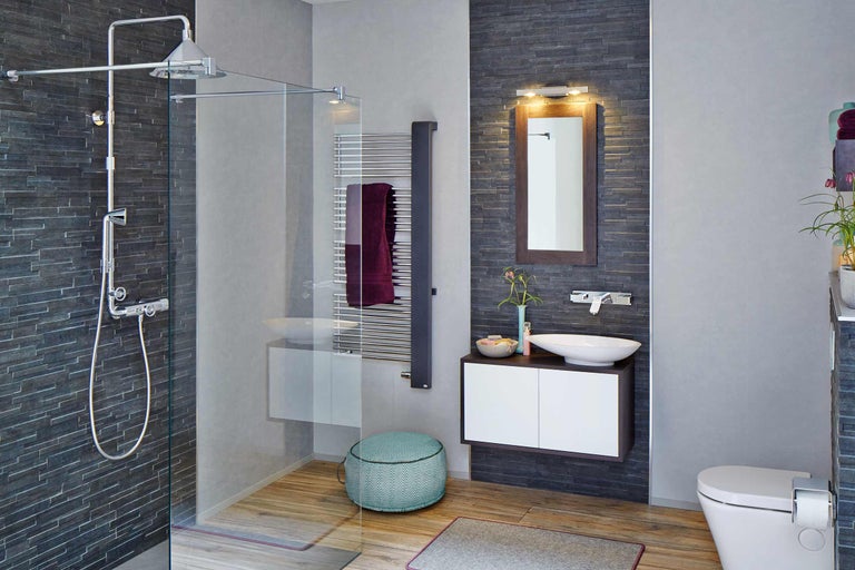 Baie modernă cu duș, lavoar și uscător de prosoape