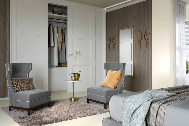 Dormitor cu dulap, două fotolii, covor și decorațiuni