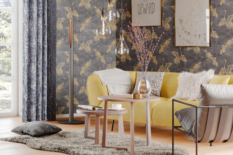 Living luminos cu canapea galbenă, mese din lemn, lampadar și tapet cu model