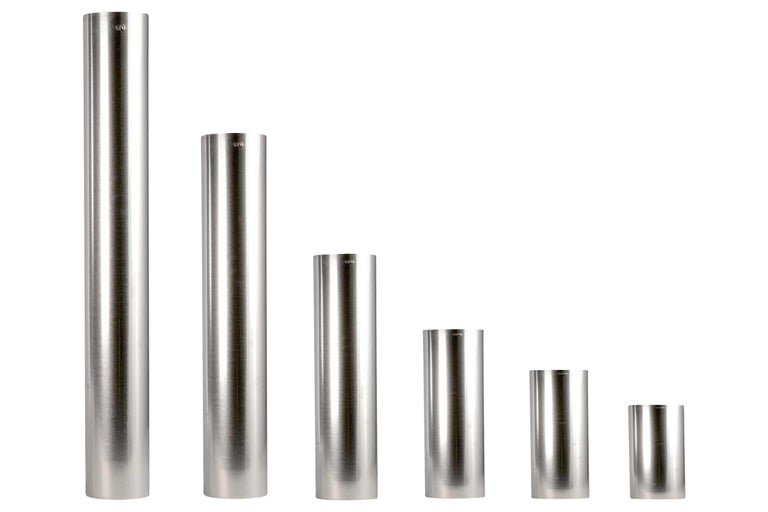 Țevi din oțel inoxidabil de diferite lungimi într-un rând