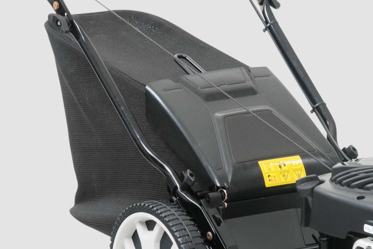 Imagine detaliată cu o mașină de tuns iarba cu coș colector.