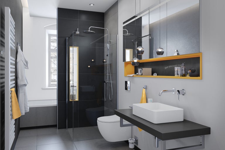 Baie luminoasă cu duș, toaletă, chiuvetă și calorifer portprosop