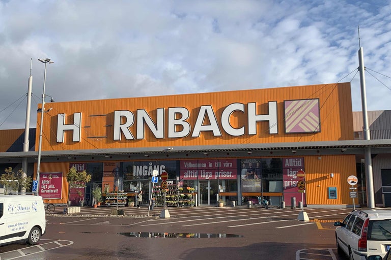 Fațada magazinului de bricolaj Hornbach cu intrare
