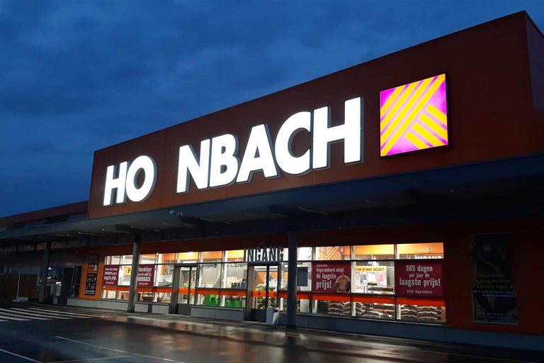 Fațada magazinului de bricolaj Hornbach cu logo