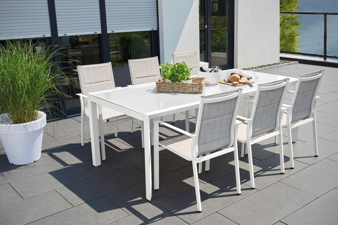 Set de mobilier de grădină cu masă și scaune pe o terasă
