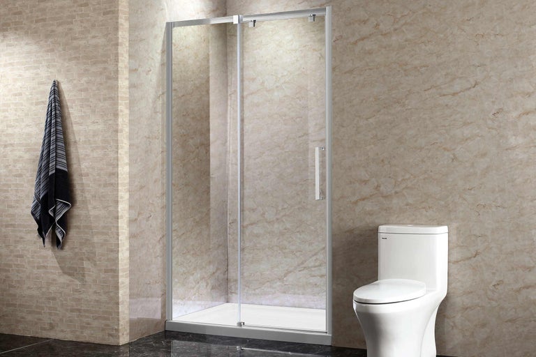 Baie cu cabină de duș cu ușă glisantă și toaletă