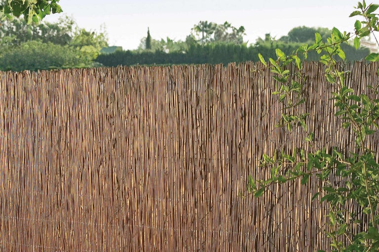 Covor de stuf ca paravan de intimitate în grădină.