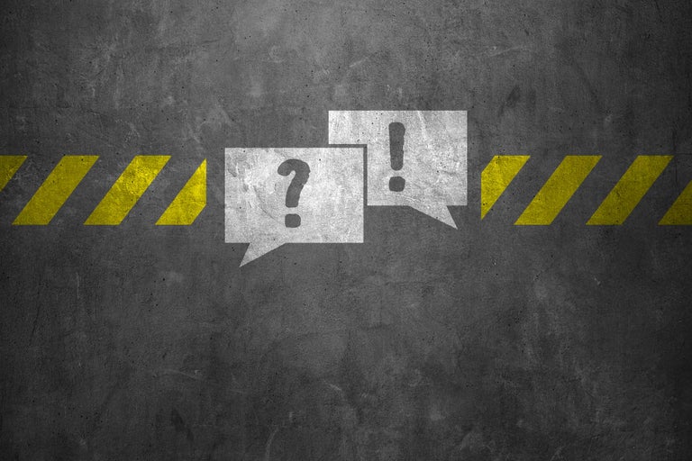 Ilustrație cu bule de dialog cu semnul întrebării și semnul exclamării și dungi de avertizare