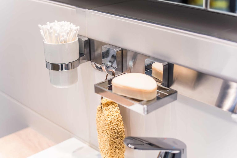 Accesorii de baie cu bețișoare de vată, săpun și burete de baie