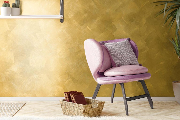 Scenă de locuit decorativă cu fotoliu, perne și design de perete