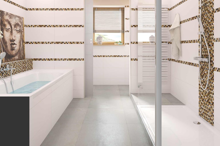 Baie luminoasă cu cadă, duș și plăci de perete albe cu bordură de mozaic