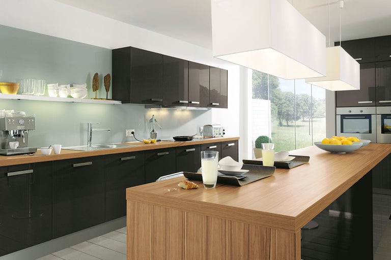 Bucătărie luminoasă cu dulapuri de bucătărie, insulă de bucătărie și aparate de bucătărie.