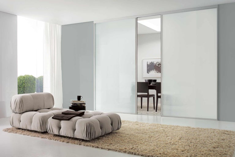 Interior cu dulap cu uși glisante, fotoliu și covor