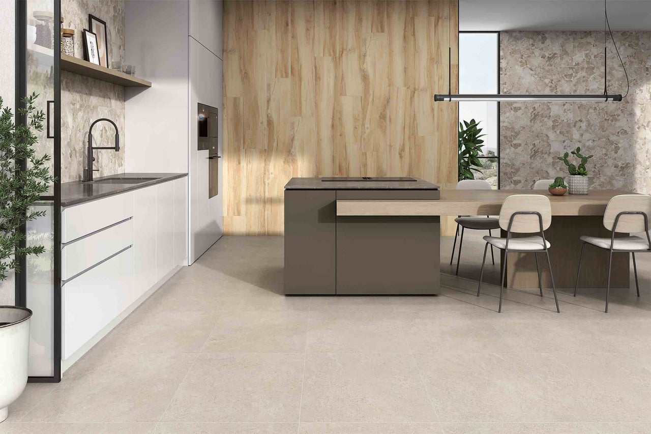 Bucătărie luminoasă și primitoare cu zonă de luat masa și mobilier modern.