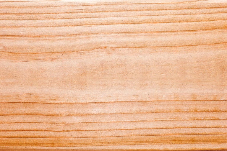 Prim-plan cu o scândură de lemn cu granulație