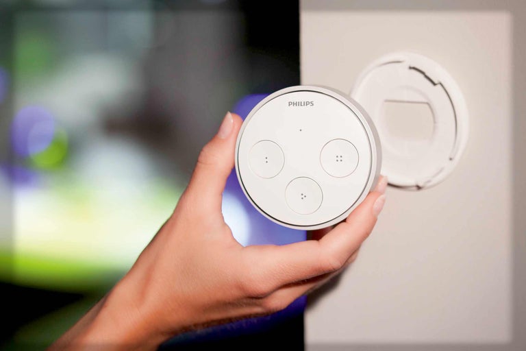 Întrerupător cu variator Philips Hue cu trei butoane într-o mână
