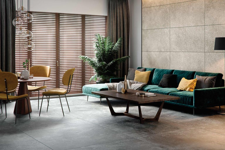 Living cu canapea, masă, scaune, gresie și jaluzele